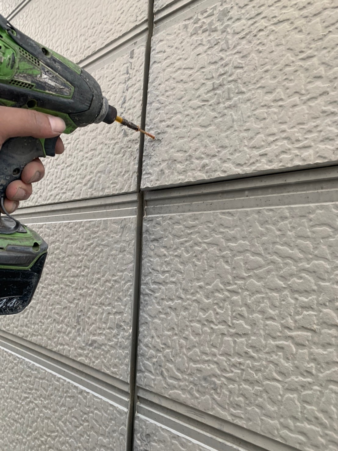 茨木・高槻の外壁屋根塗装防水YJリフォームサイディング押さえ@高槻市北大樋町