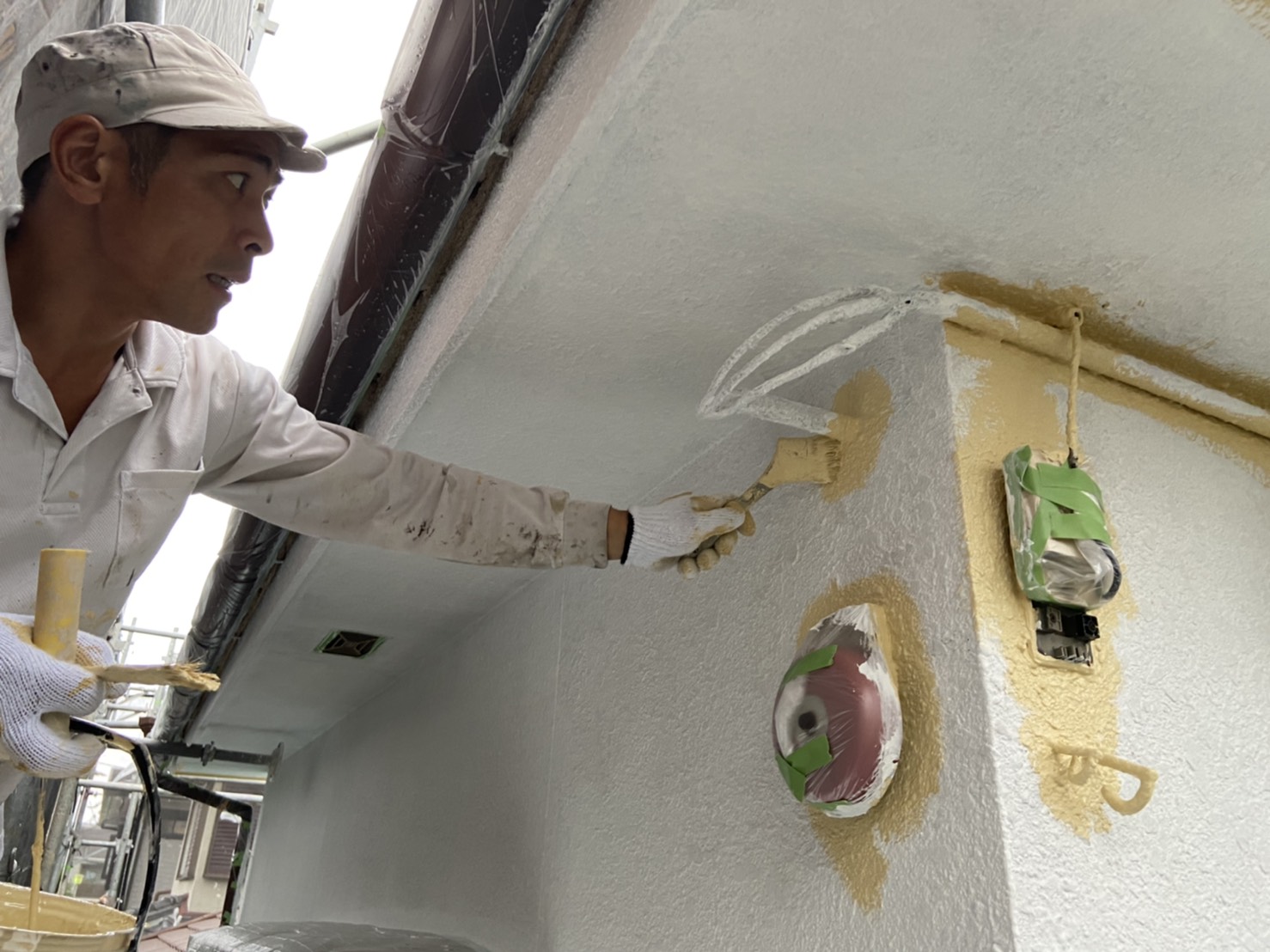 外壁塗装中塗り刷毛＠高槻市津之江町