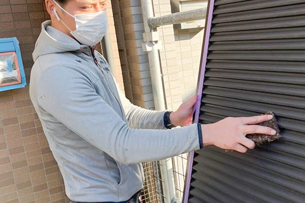 ケレン作業をする外壁塗装職人