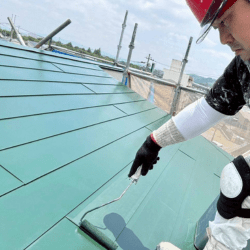 屋根塗装の上塗り作業写真|無機塗料を使用した仕上げ塗装で耐久性と艶を向上(高槻市)