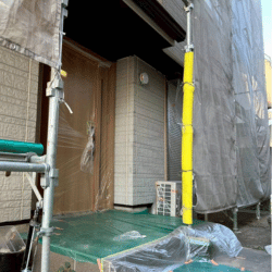 外壁塗装前の玄関まわり養生作業|京都府宇治市 塗装工事