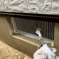 基礎換気口まわりの塗装作業|宇治市 戸建て外装リフォーム