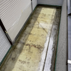 京都府宇治市南陵町 ベランダFRP防水 下塗り作業