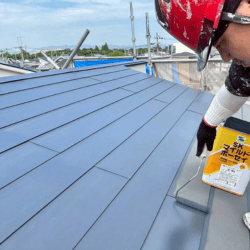 屋根塗装の下塗り工程|マイルドボーセイ錆止めを使用した施工風景(高槻市)