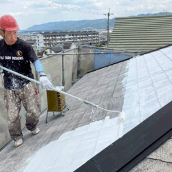 屋根塗装の下塗り工程 シーラー塗布|京都府宇治市 戸建て住宅