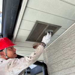 軒天の換気口まわり塗装作業|京都府宇治市 外装リフォーム