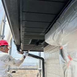 軒天の仕上げ塗装作業|京都府宇治市 戸建て外装工事