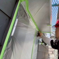 外壁塗装前の養生作業写真|窓や建具をビニールシートで保護する施工風景(高槻市)