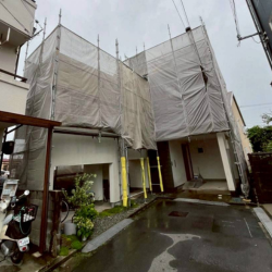 高槻市での外壁塗装・屋根塗装工事 足場設置の様子|プレミアムシリコンと無機ルーフ塗装