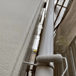 雨樋(竪樋)の塗装作業写真|外壁塗装工事に伴う付帯部塗装(高槻市)