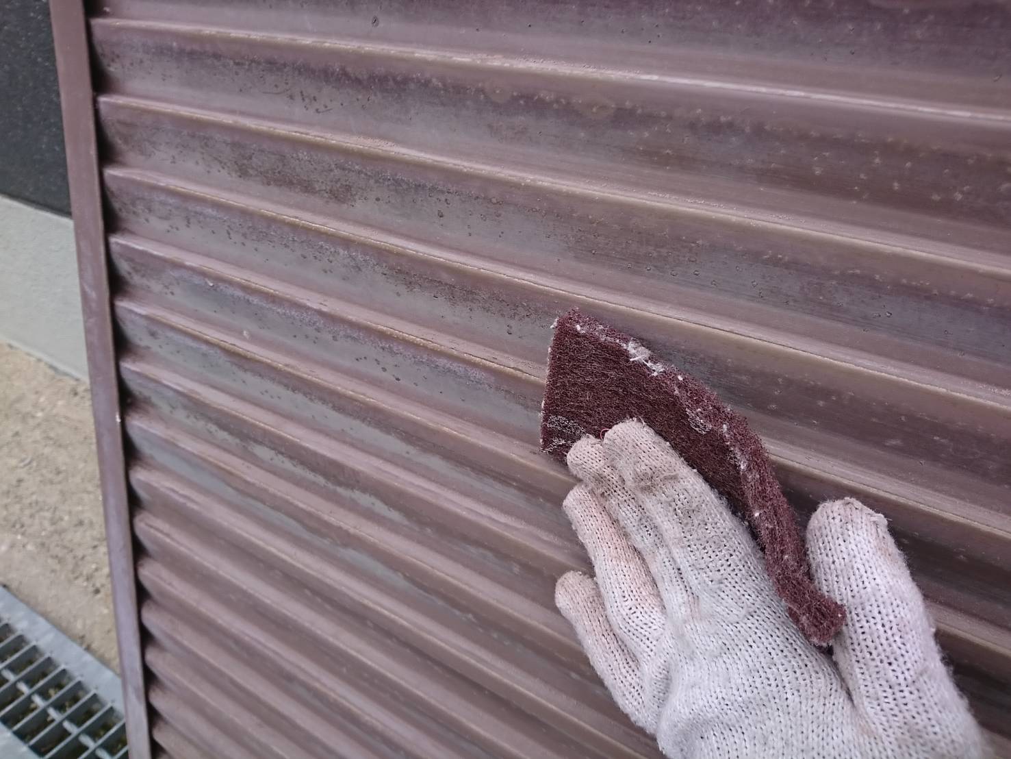 茨木・高槻の外壁塗装YJリフォーム雨戸ケレン@高槻市津之江北